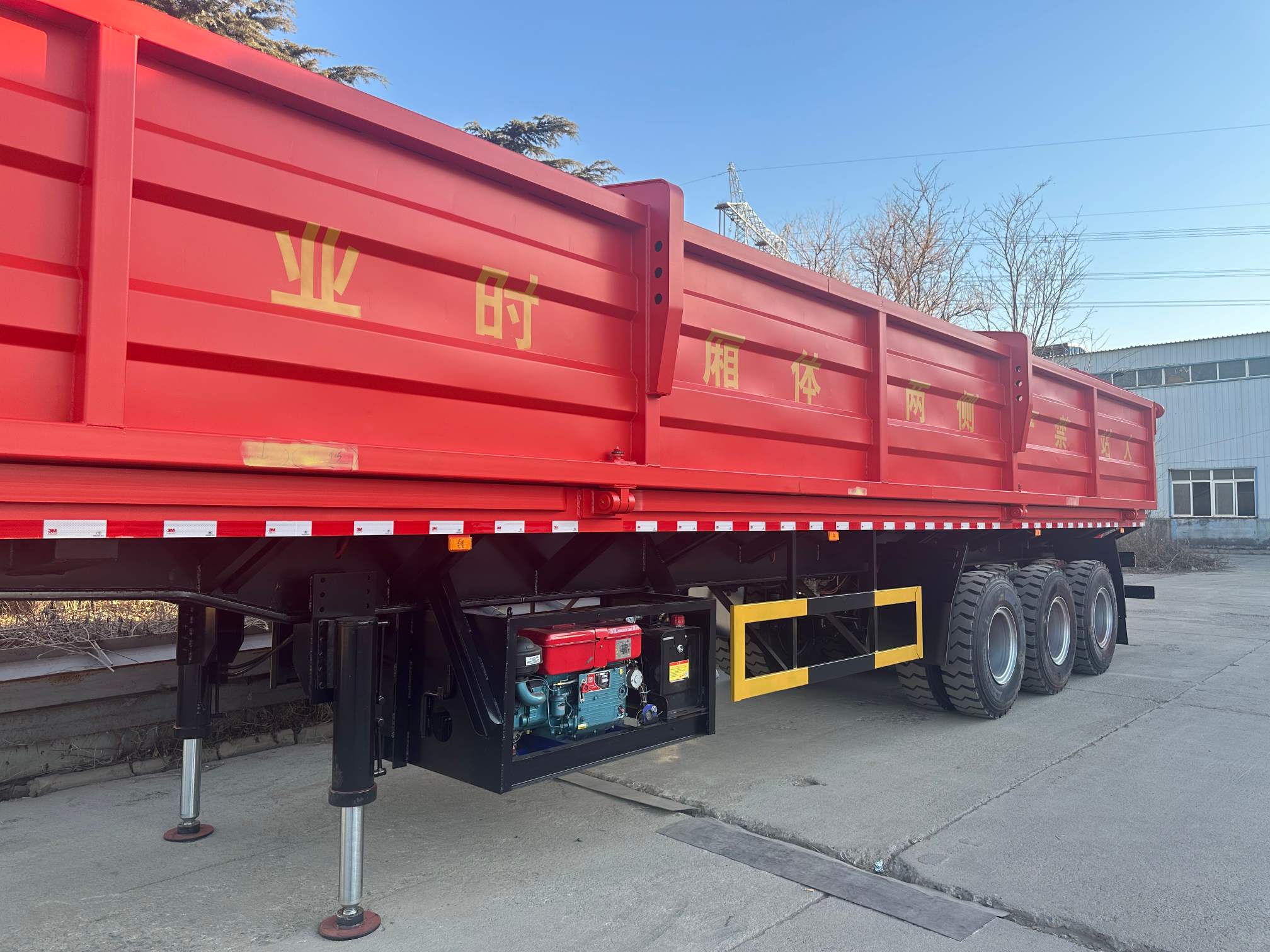 The powered steel billet insulation semi-trailer