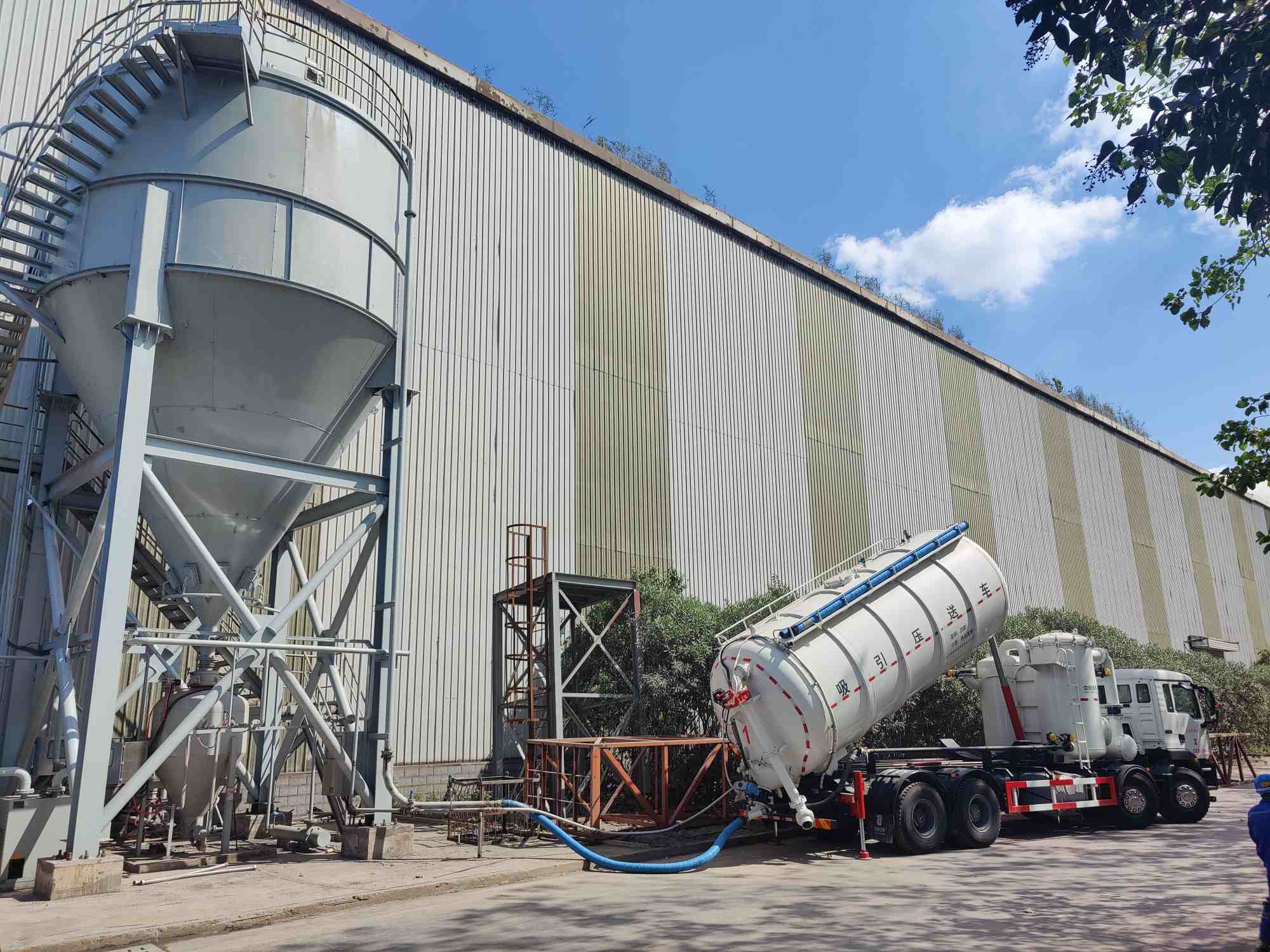 Powder suction and pressure truck