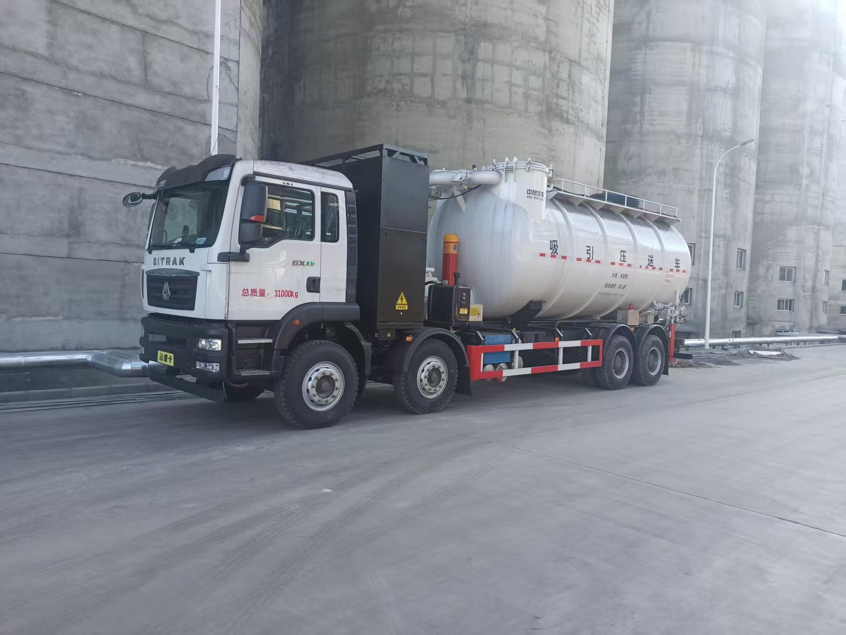 Industrial Dust Suction and Discharge Vehicle