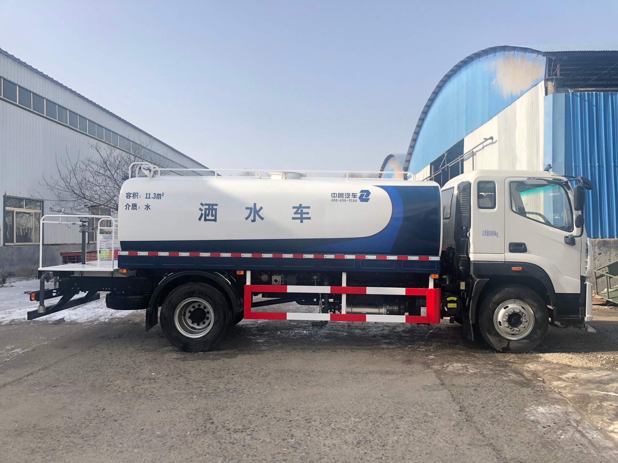 The mist cannon water truck