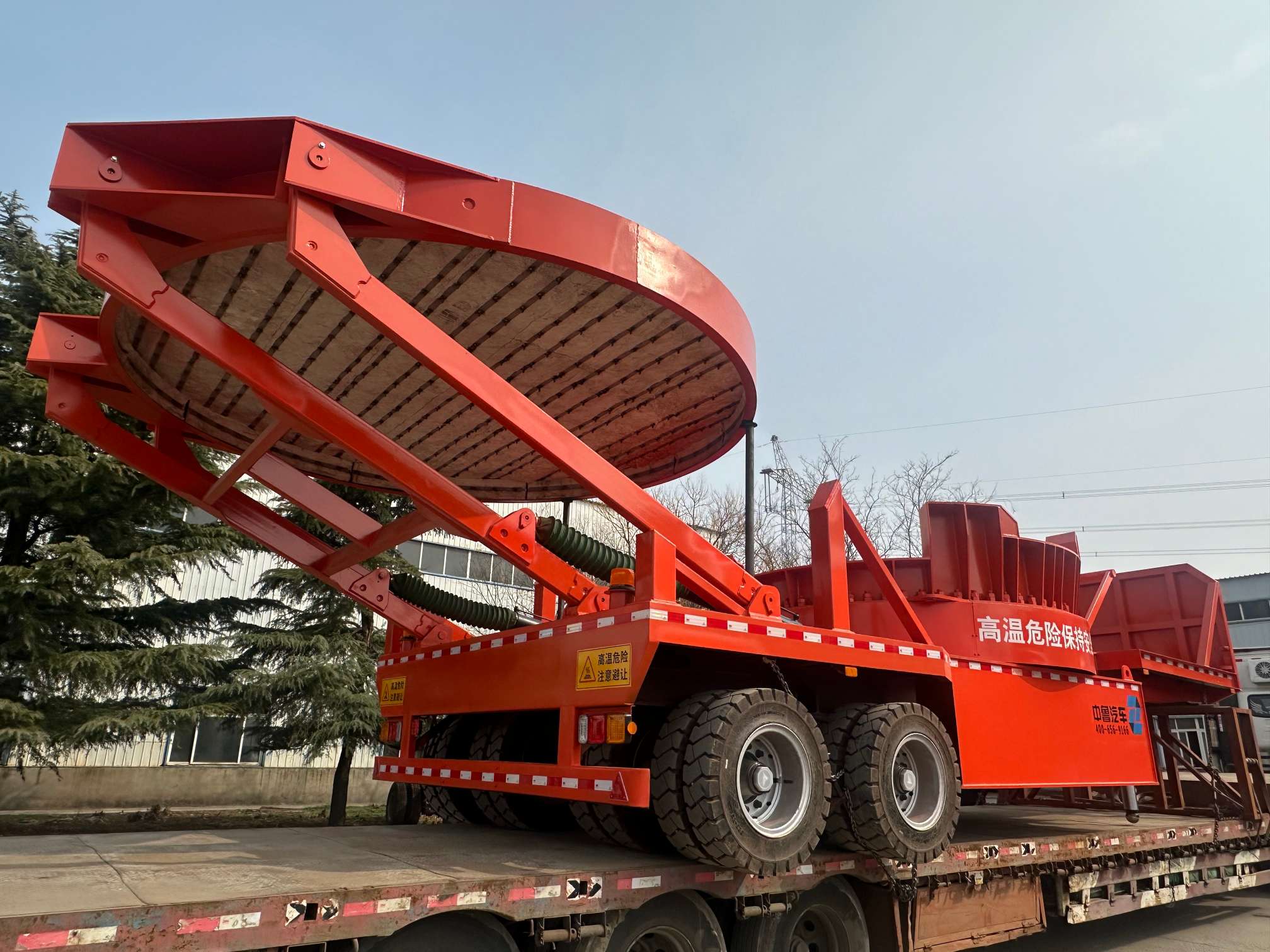 molten iron transport vehicle with insulation cover