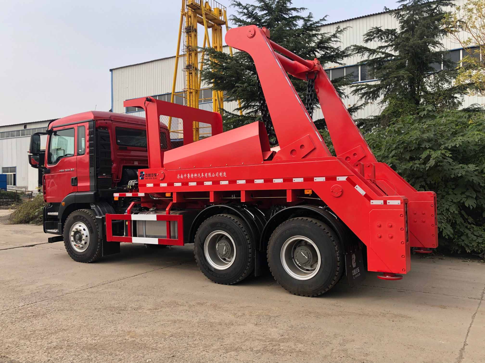 Tipping bucket material transport vehicle