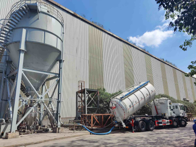 Powder suction and pressure truck