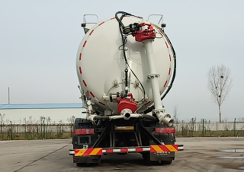 18-cubic meter tank truck.jpg